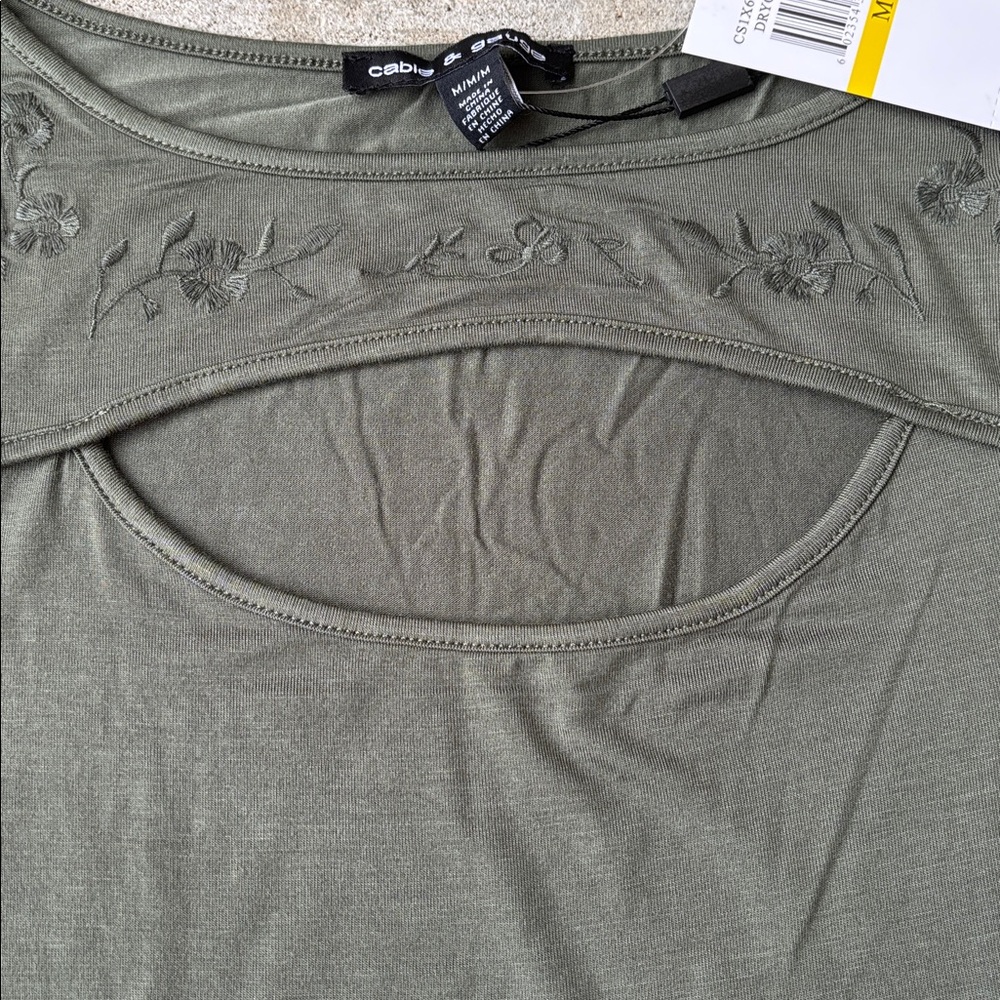 Cable & Gauge Women's Top in Dry Oregano - Picture 4 of 11